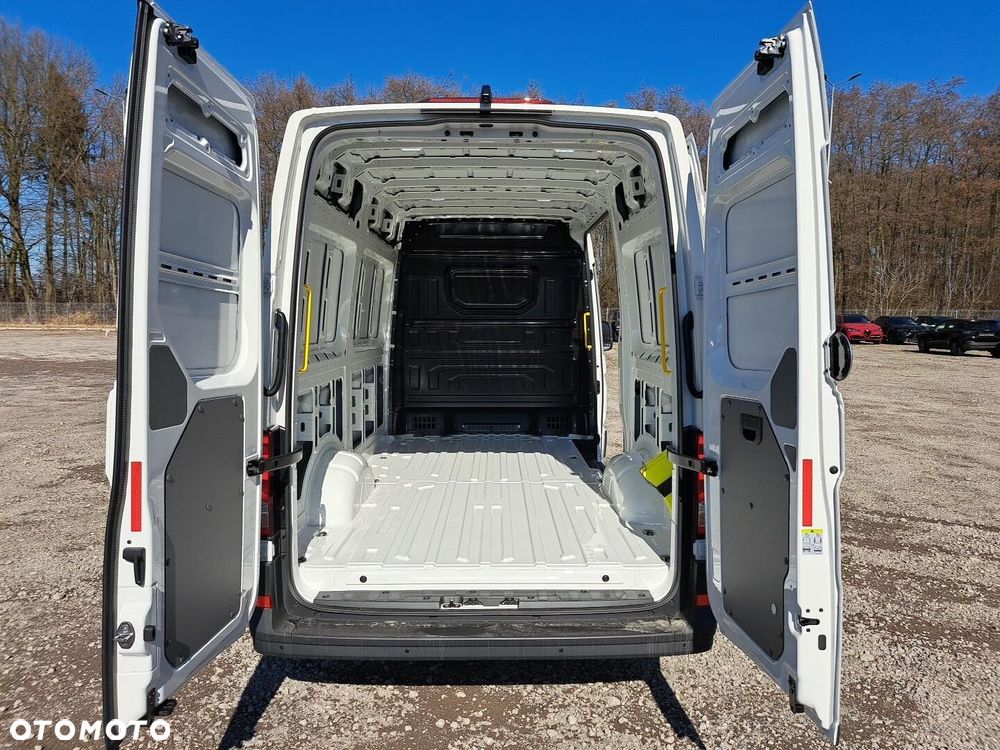 Volkswagen Crafter 35 Furgon z wysokim dachem silnik: 2,0 l EU6 SCR 177 KM / skrzynia biegów: 4MOTION automatyczna 8-biegowa rozstaw osi: 3640 mm - 17