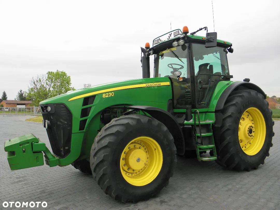 John Deere 8230 POWERSHIFT , Amortyzowna przednia os, Nie Malowany , Stan Bardzo Dobry - 1