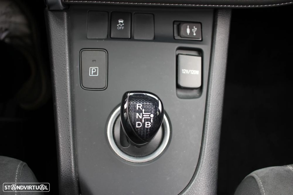 Toyota Auris Touring Sports 1.8 HSD Comfort +P.Techno+P.Sport - 17