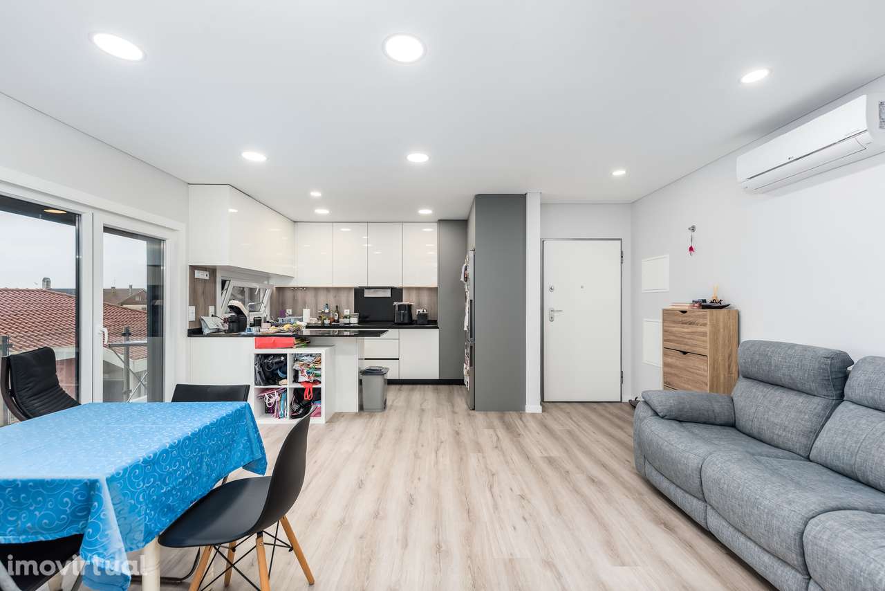 T2 Casal de Cambra | Seminovo | Garagem e Varanda - Grande imagem: 2/17