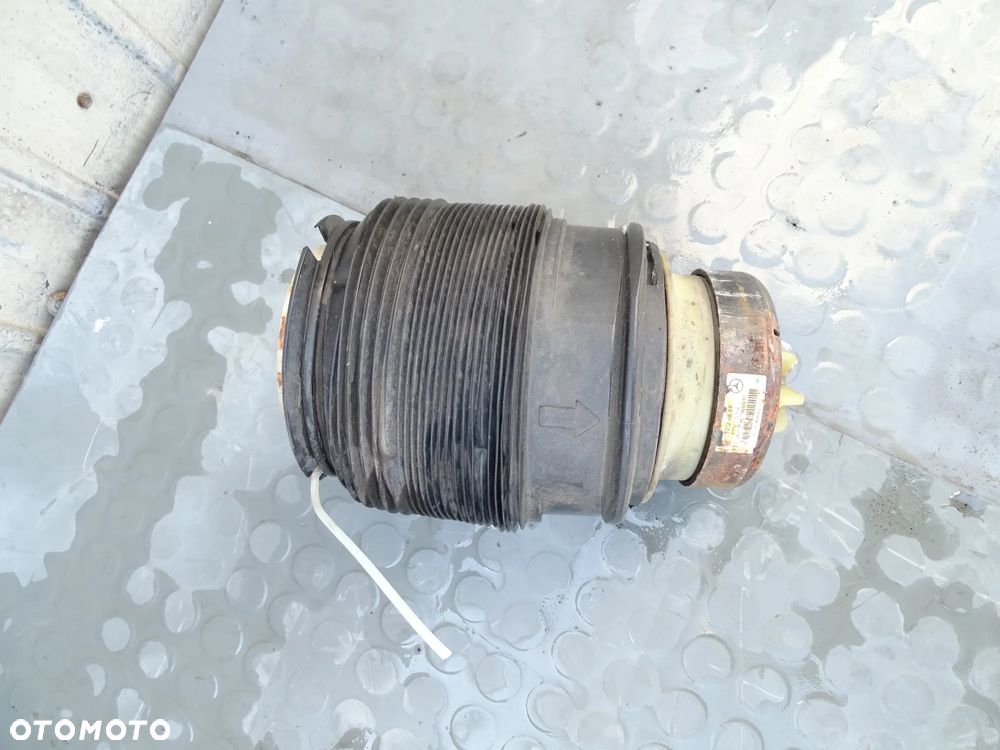 E KLASA W212 Poduszka zawieszenia miech prawy 2123204025 - 2