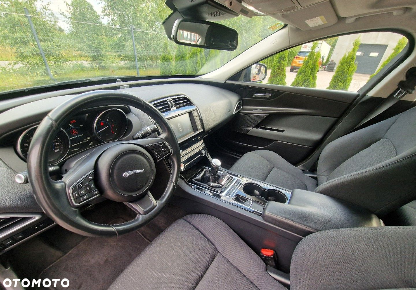Jaguar XE - 19