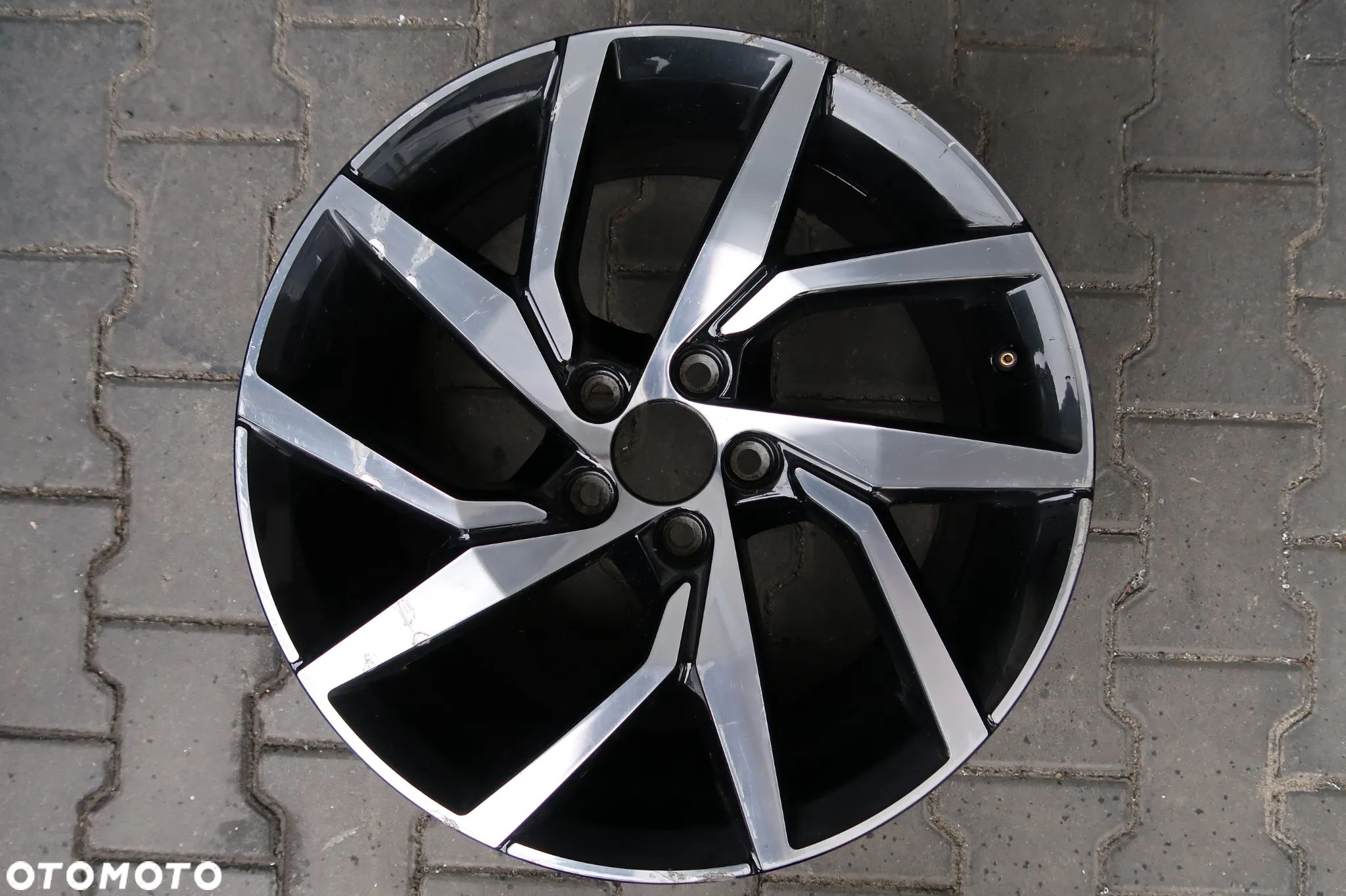 C52 FELGA VOLVO 31471311 8X18 ET42 - 1