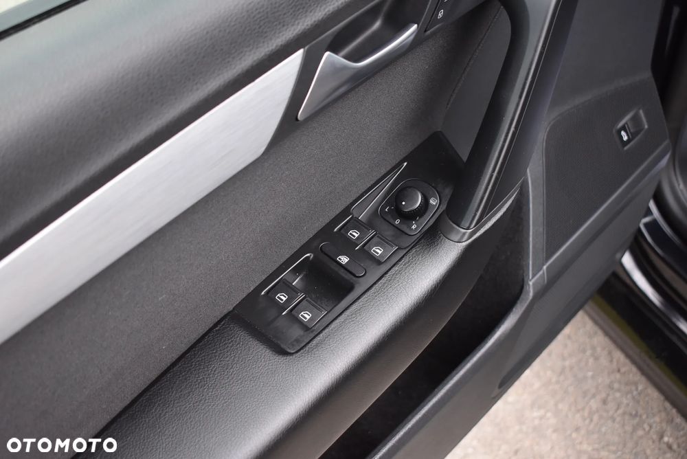 Volkswagen Passat 2.0 TDI BlueMotion Technology R-Line - 23