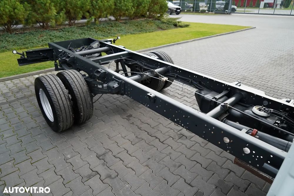 Iveco DAILY 65-170 / ȘASIU CU CABINĂ - 3,8 M / MANUALĂ / ROȚI SPATE DUBLE / 3 LOCURI / TAPIȚERIE DIN PIELE / IMPORTAT / - 18