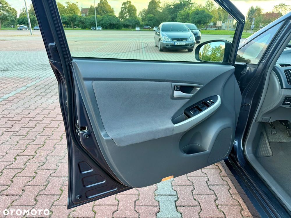 Toyota Prius (Hybrid) Life - 30