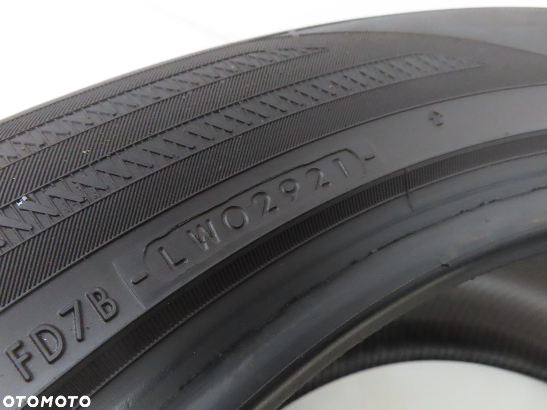 275/45R20 OPONA ZIMOWA Yokohama BluEarth Winter V906 SUV 110V XL - 3