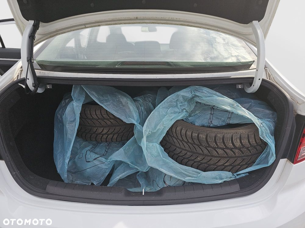 Hyundai Elantra 1.6 Comfort - 24