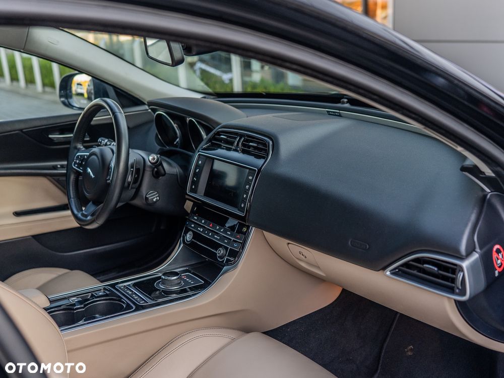 Jaguar XE 2.0 D Prestige - 12