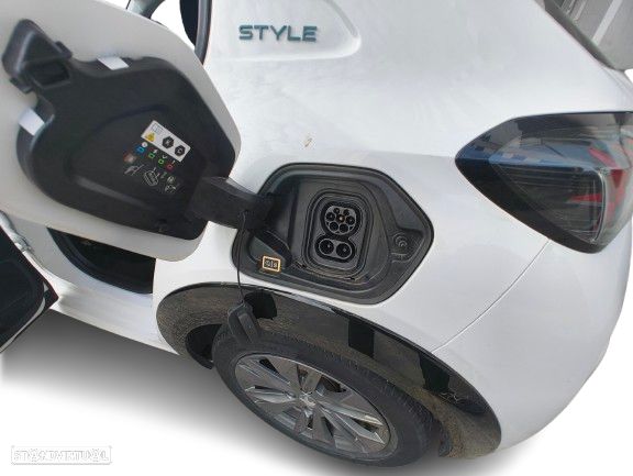 Peugeot e-208 Allure - 15