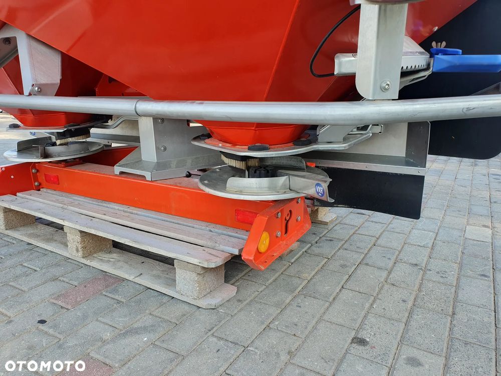 Kuhn Rozsiewacz AXIS 30.1 K 3.000 L - 10
