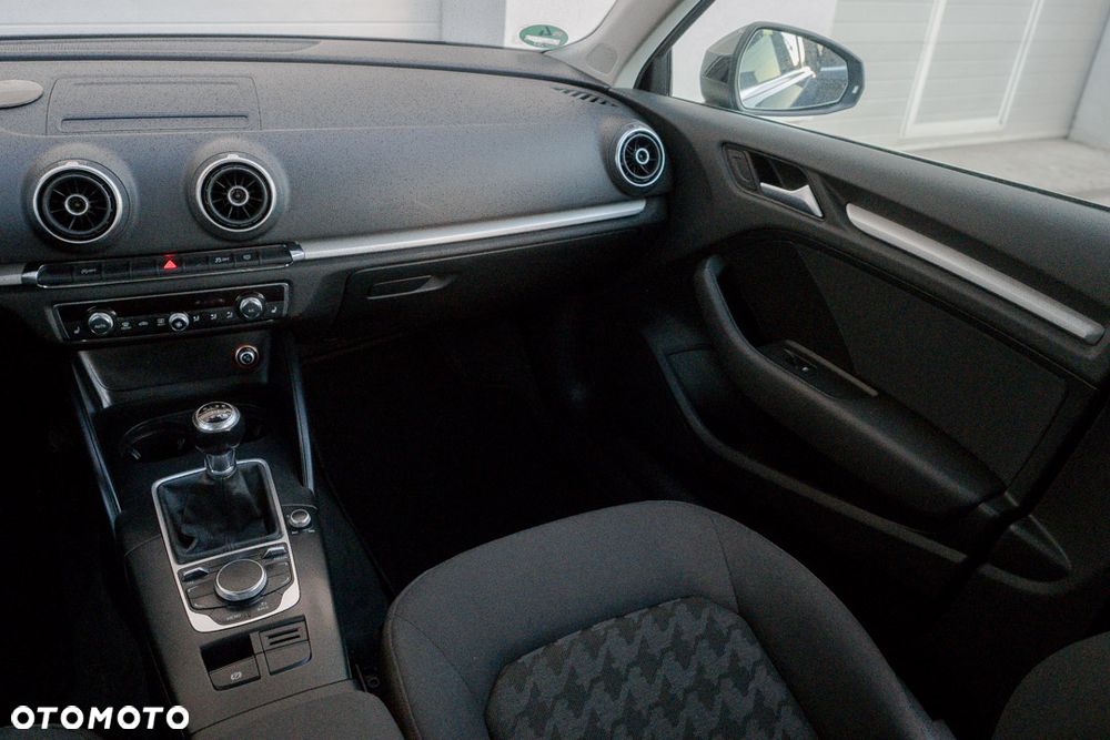Audi A3 Sportback 1.4 TFSI Ambiente - 32