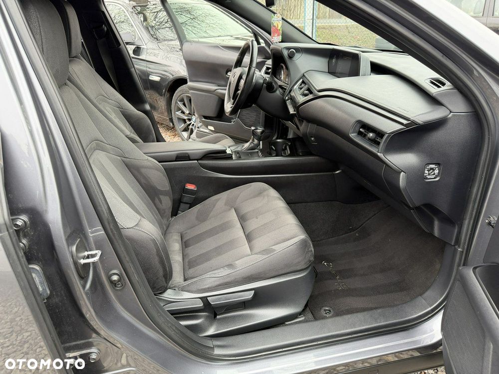 Lexus UX - 12