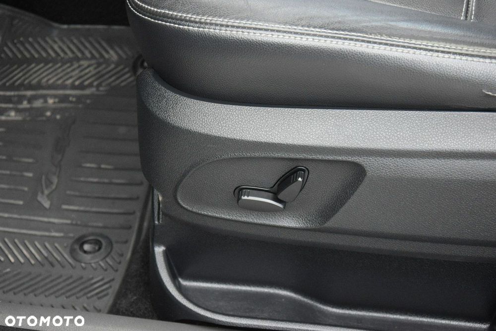 Ford Kuga 2.0 TDCi 2x4 Titanium - 29