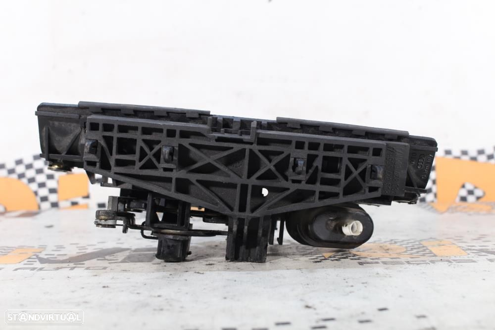 Puxador Da Tampa Da Mala Audi A3 (8L1)  8D9827565h / 4B0827565h / 8D98 - 6