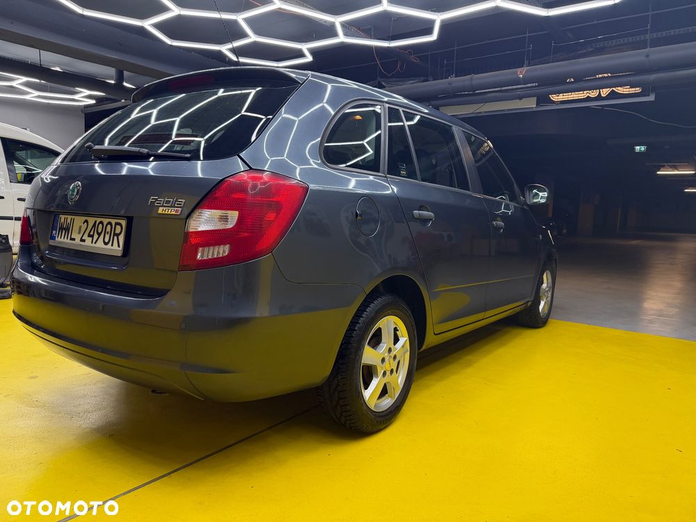 Skoda Fabia 2010 photo 2