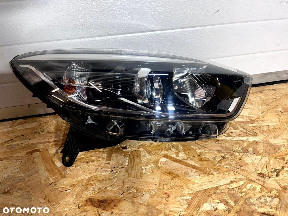 RENAULT CAPTUR I LAMPA PRAWY PRZÓD PRAWA PRZEDNIA ZWYKŁA ORYGINAŁ EUROPA BRAK JEDNEGO UCHWYTU 260102734R - 1