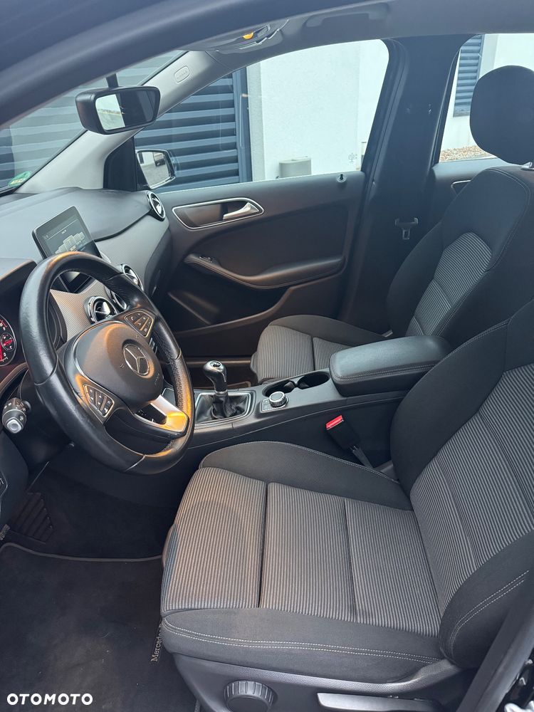 Mercedes-Benz Klasa B 180 Edition - 26