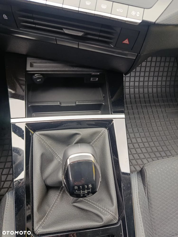 Opel Astra 1.2 T Business Edition S&S - 8