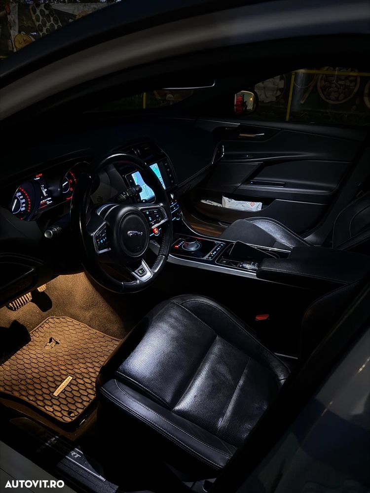 Jaguar XE 2.0 R-Sport - 12