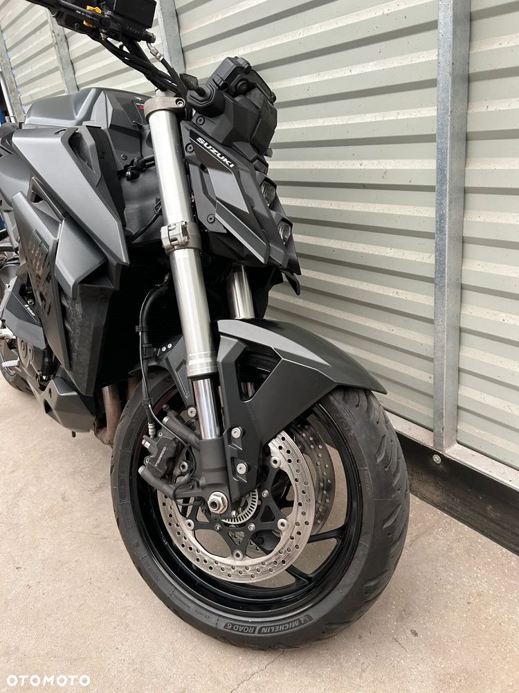 Suzuki GSX - 22