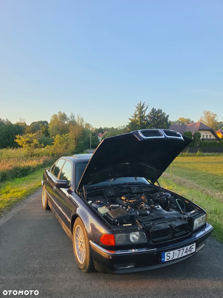 BMW Seria 7 740i - 8