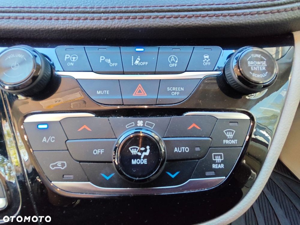 Chrysler Pacifica - 26