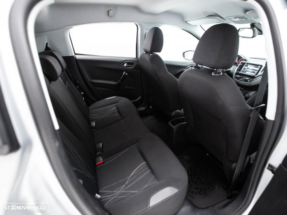 Peugeot 208 - 11