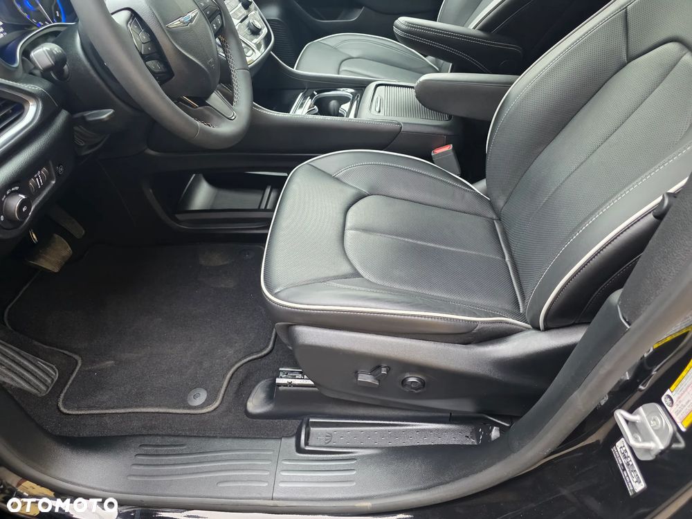 Chrysler Pacifica - 11