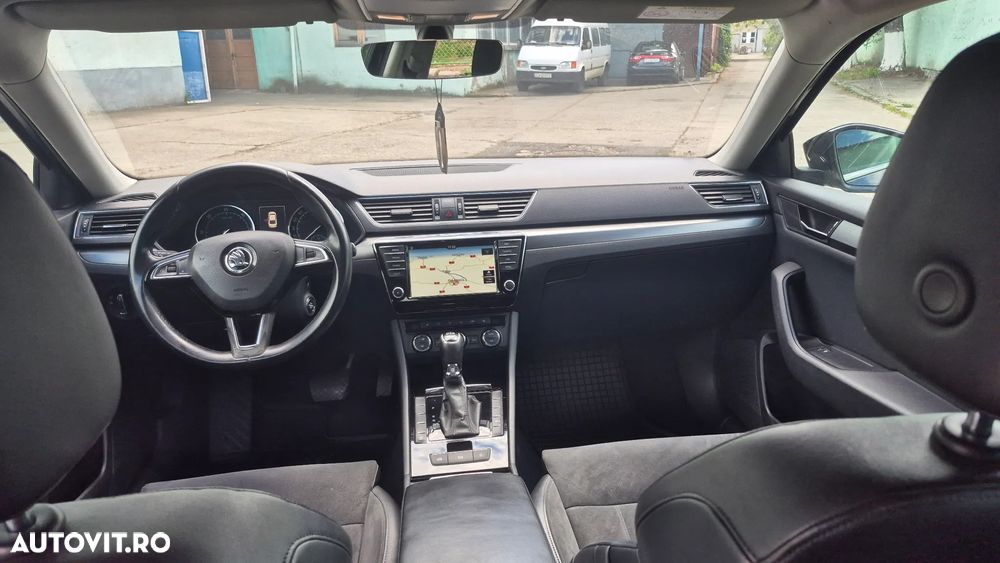 Skoda Superb 2.0 TDI DSG Sportline - 9