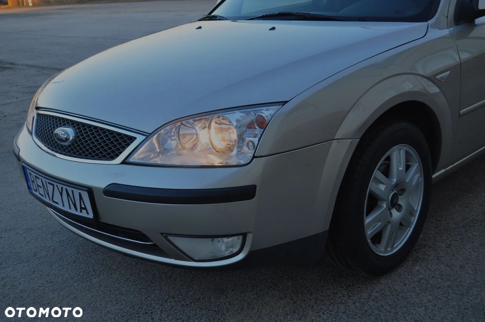 Ford Mondeo 1.8 Ghia - 32