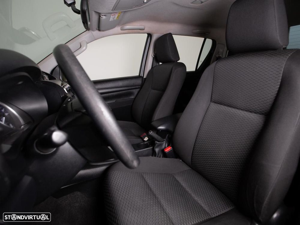 Toyota Hilux 2.4 D-4D 4WD CD 5Lugares c/iva - 8