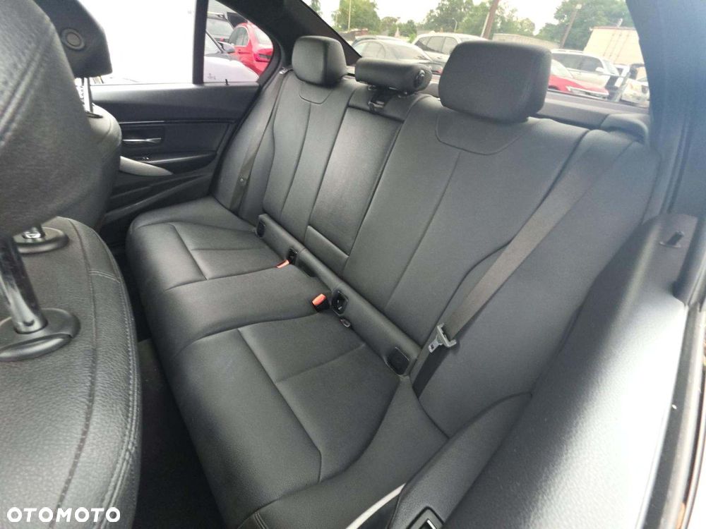 BMW Seria 3 330i xDrive M Sport - 11
