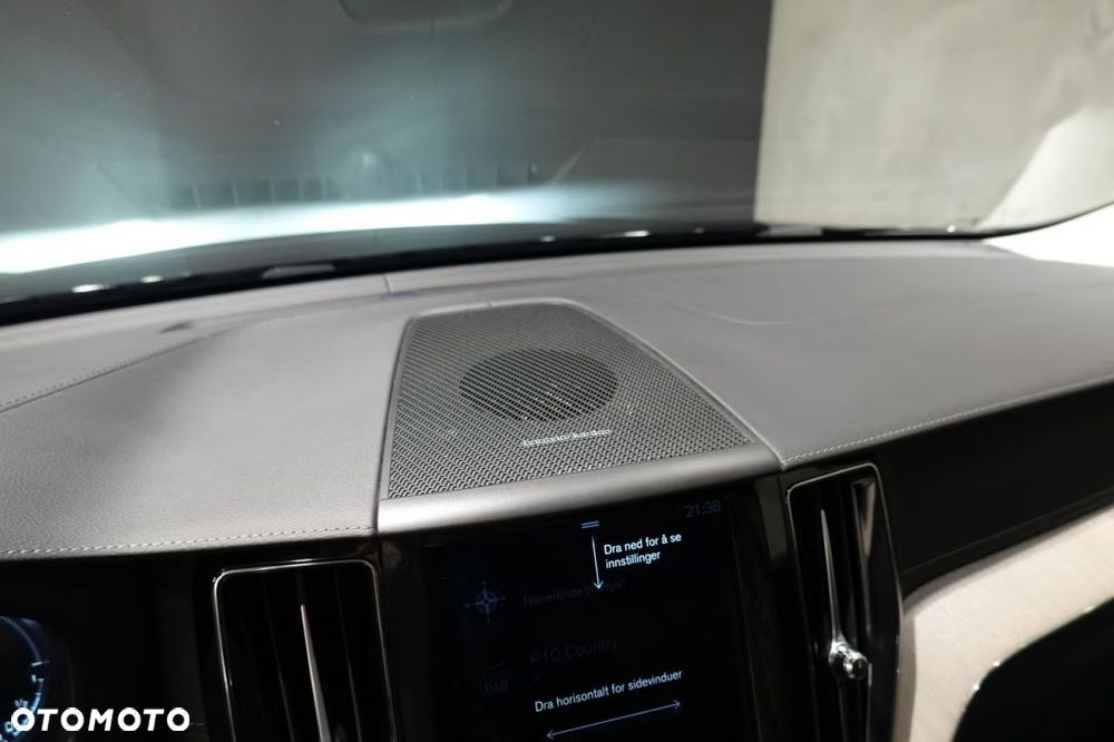 Volvo XC 60 T6 Plug-In Hybrid AWD R-Design - 17