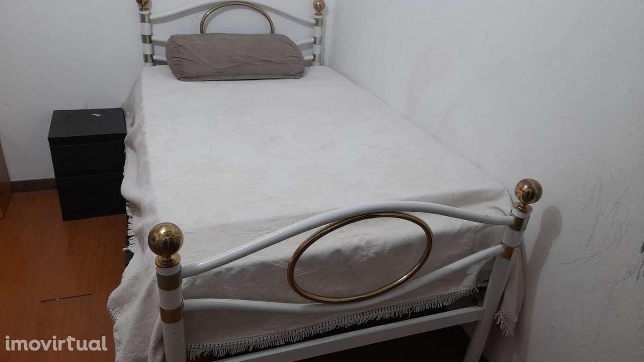 Quarto individual em moradia com mobilário e internet - Grande imagem: 2/7