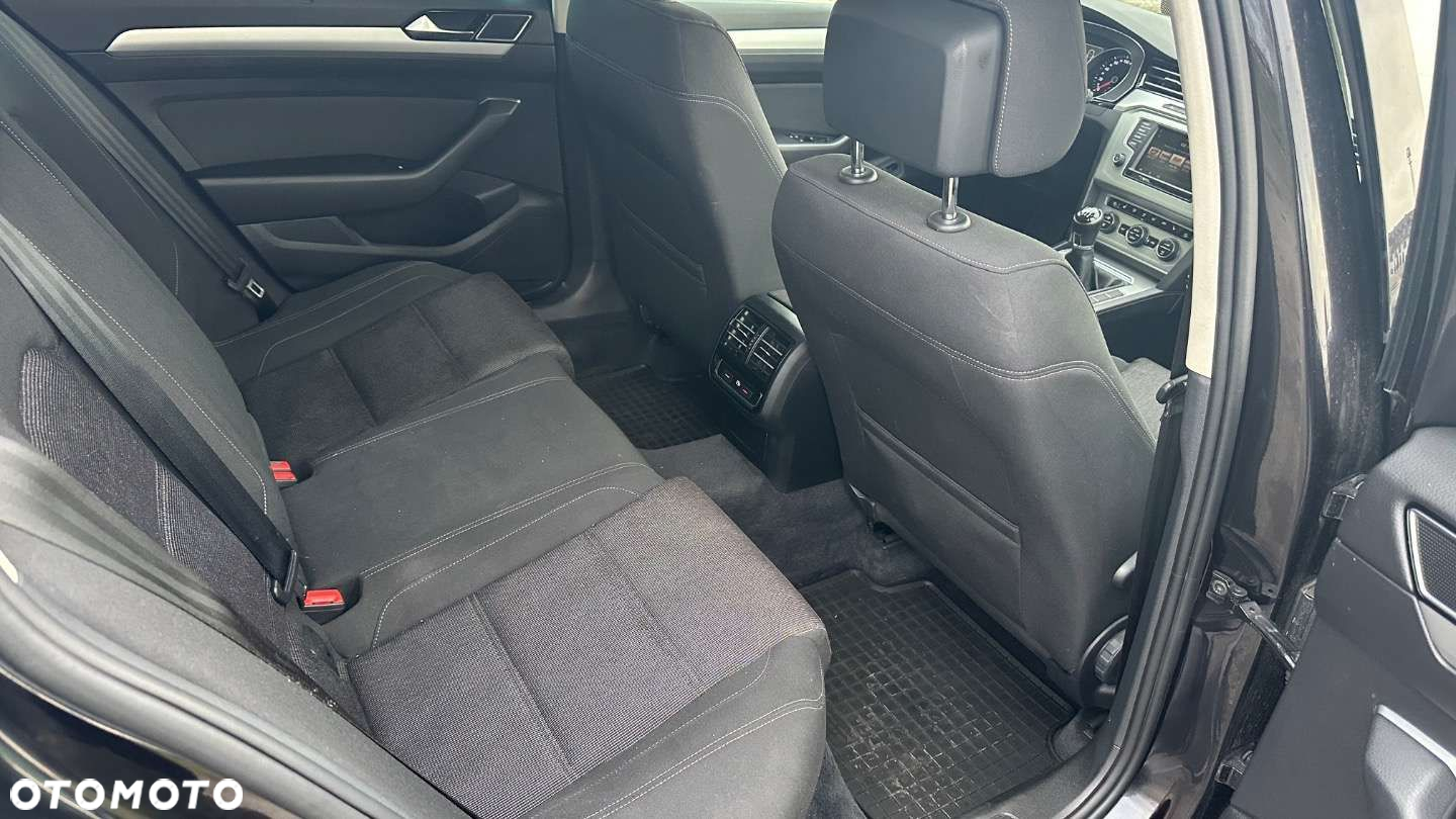 Volkswagen Passat 2.0 TDI SCR Comfortline - 24