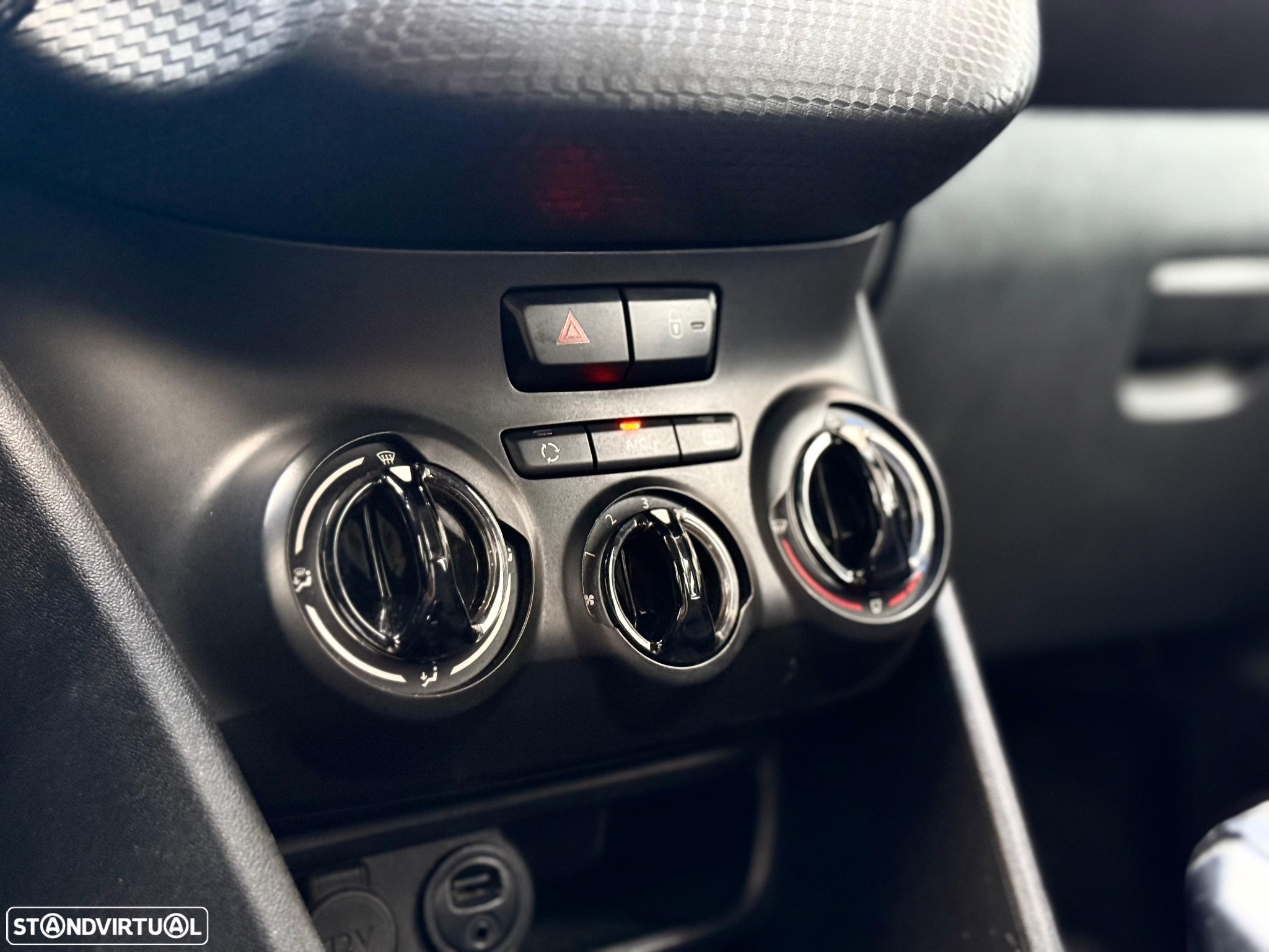 Peugeot 208 1.2 VTi SE Style - 32