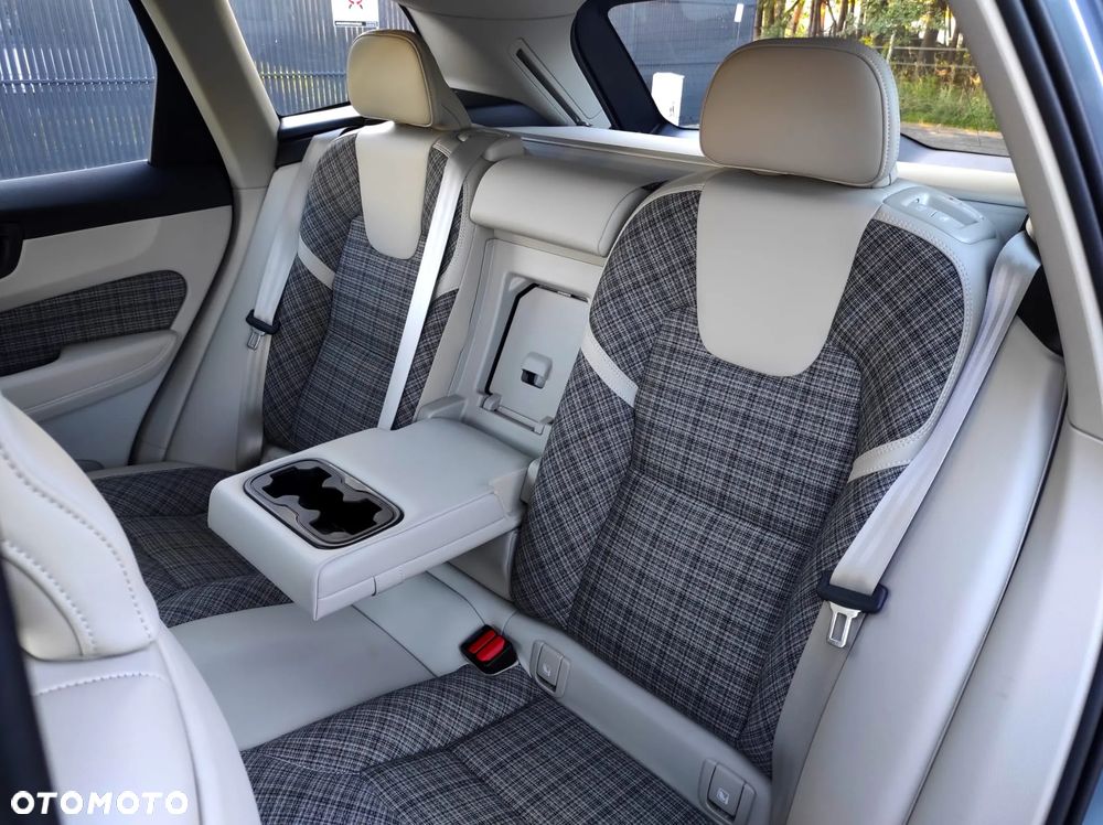 Volvo XC 60 B4 D AWD Momentum Pro - 8