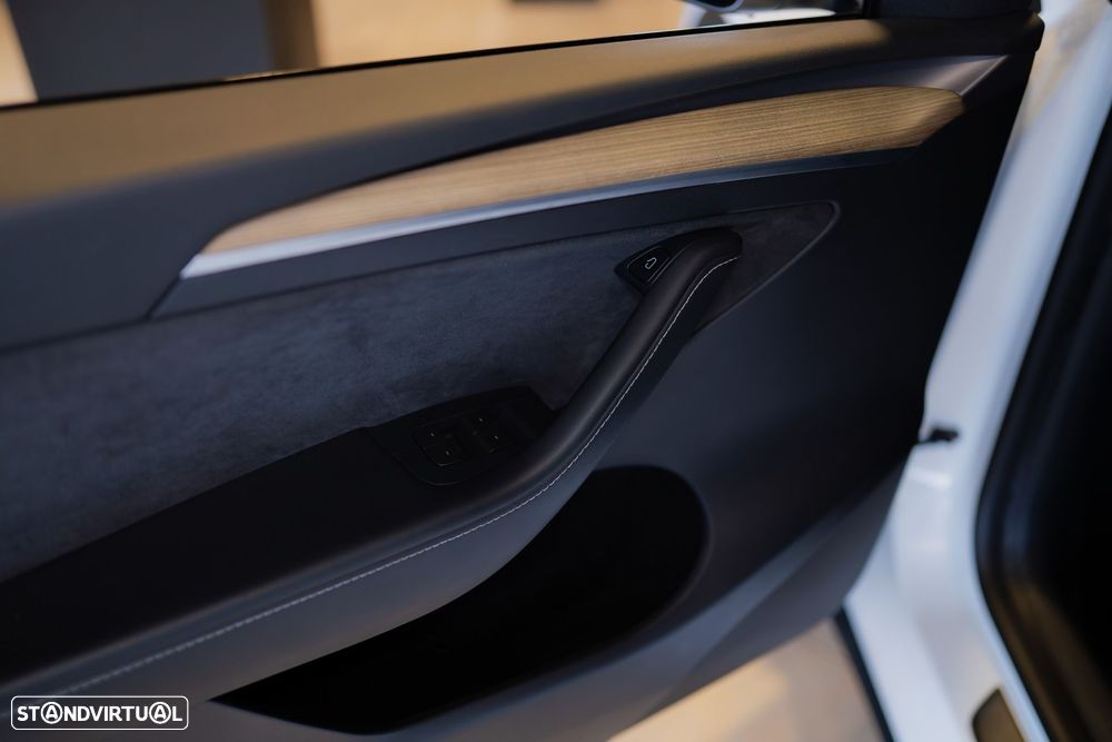 Tesla Model Y Standard RWD - 26