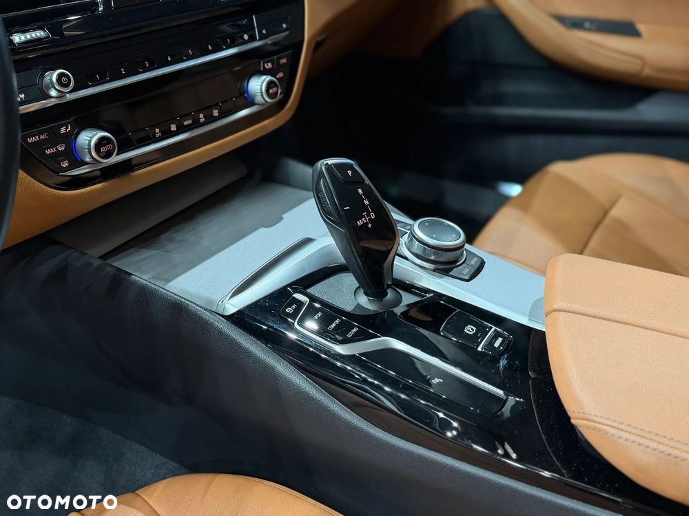 BMW Seria 5 520d xDrive - 11