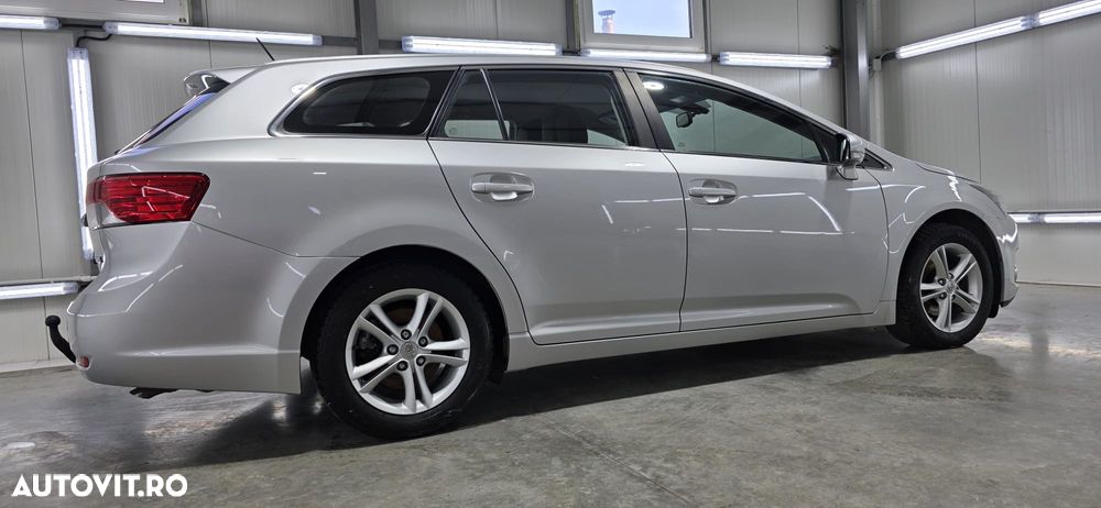 Toyota Avensis 2.0 D-4D - 11