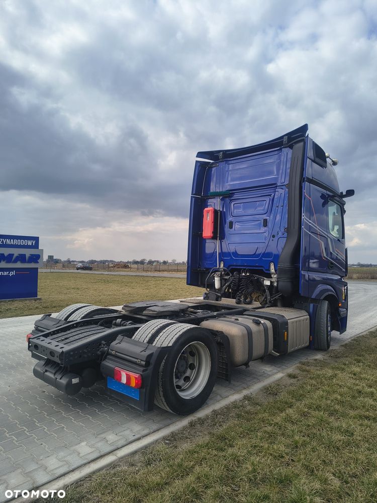 Mercedes-Benz Mega - 3