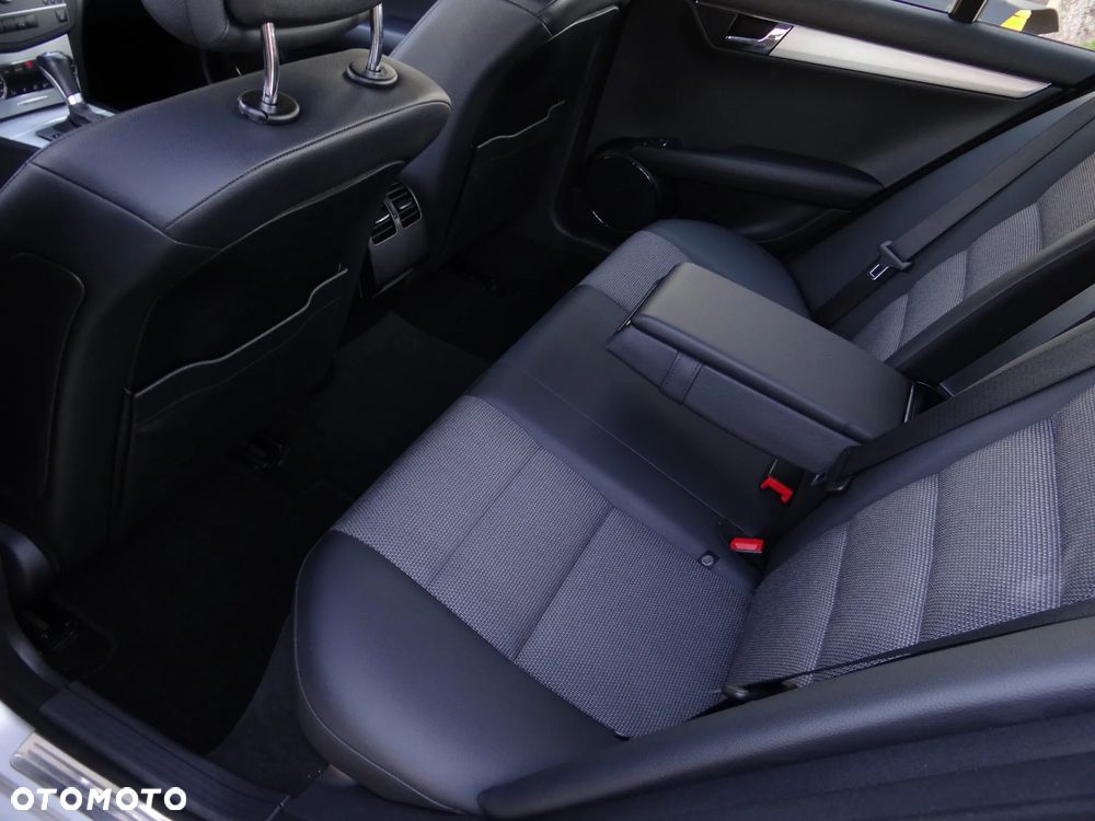 Mercedes-Benz Klasa C 180 BlueEFFICIENCY 7G-TRONIC Avantgarde - 25