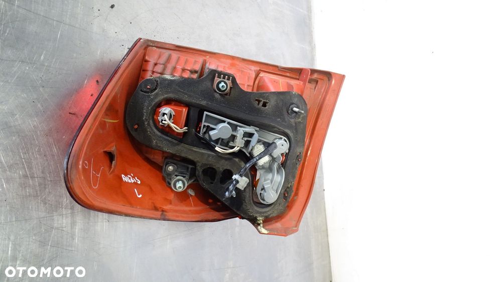 LAMPA LEWA TYLNA TOYOTA AURIS 2.0D4D - 5
