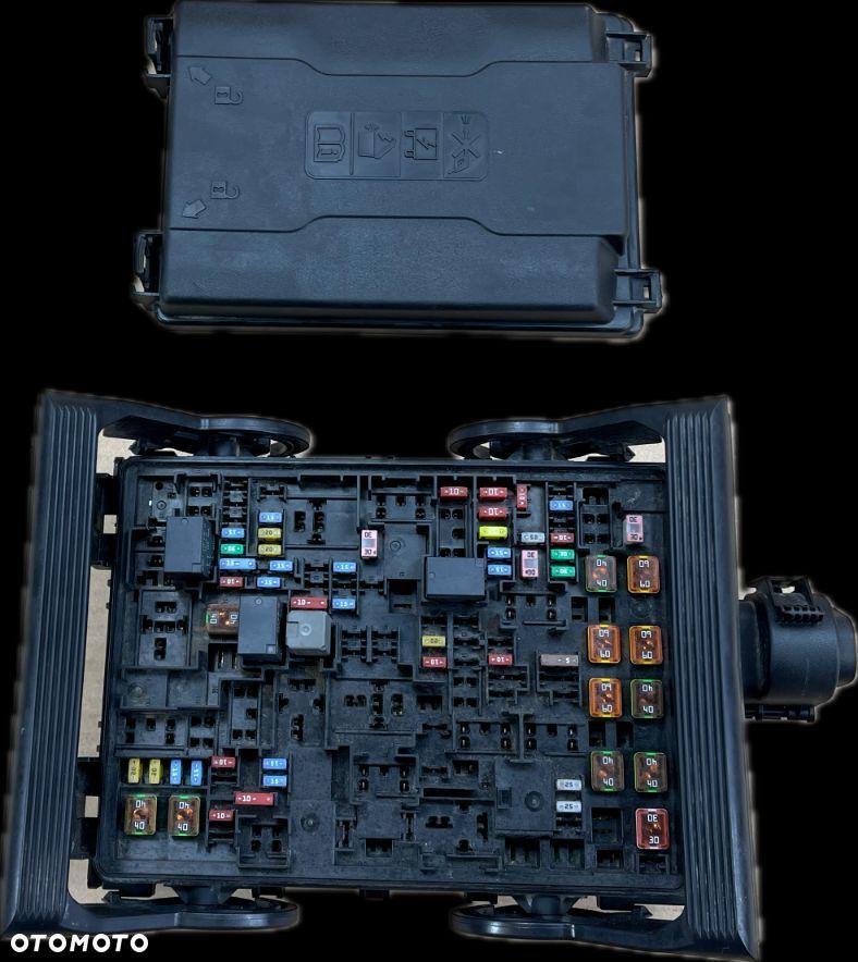 O3 CADILLAC ESCALADE IV 2014 - SKRZYNKA BEZPIECZNIKÓW PRZEKAŹNIKÓW 23227061 - 1