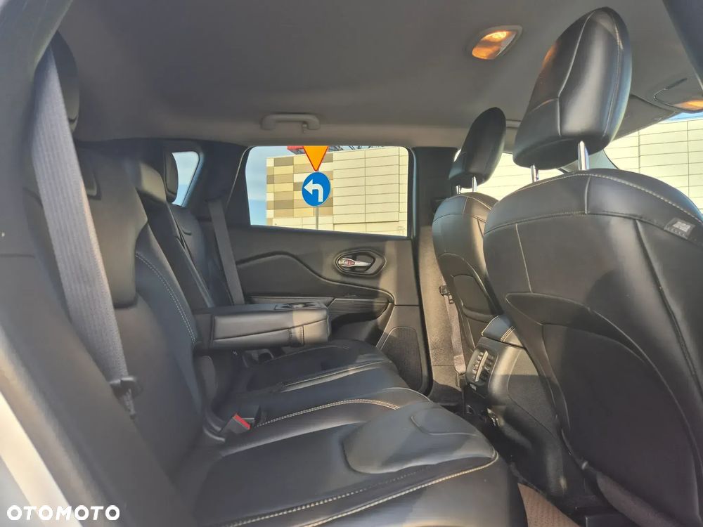 Jeep Cherokee - 19