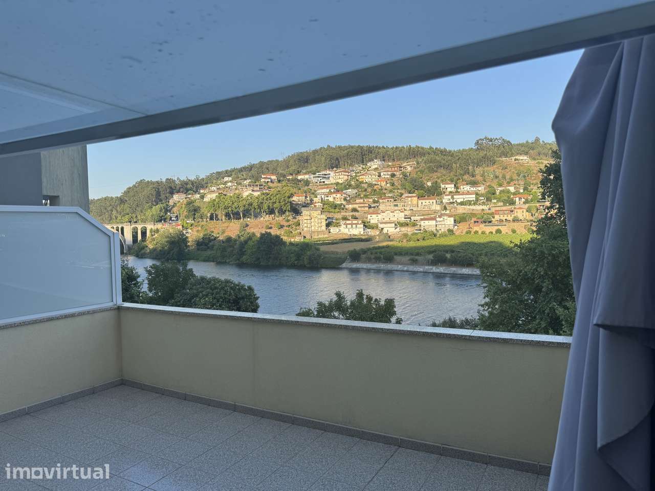 Apartamento com varanda e vistas privilegiadas para o Tâmega e Douro - Grande imagem: 2/17