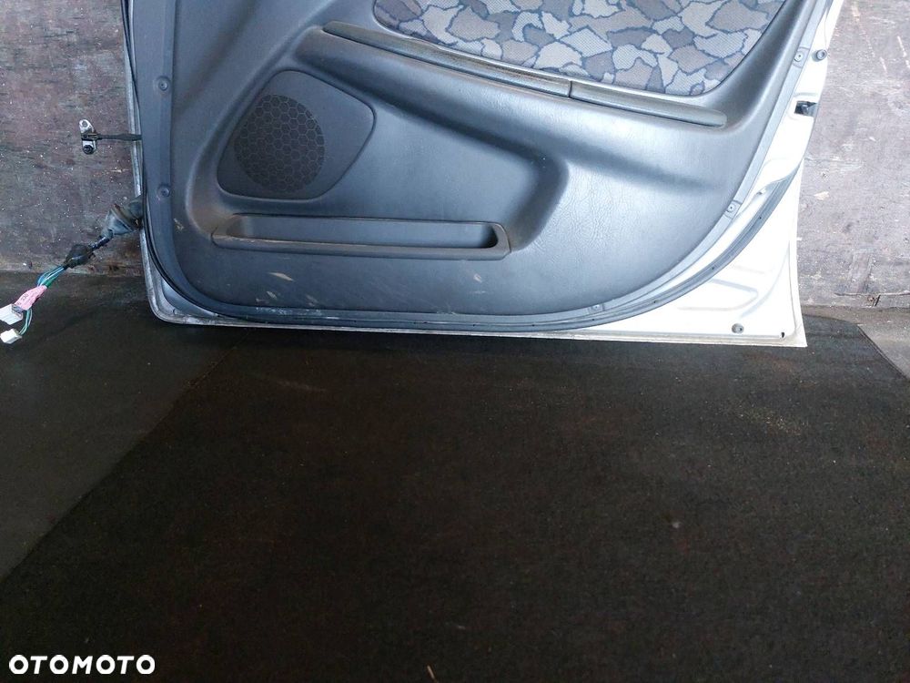 DRZWI KOMPLETNE PRAWY PRZÓD TOYOTA AVENSIS T22 199 - 4