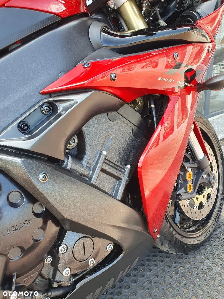 Yamaha R1 - 25