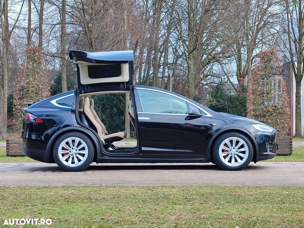 Tesla Model X - 8